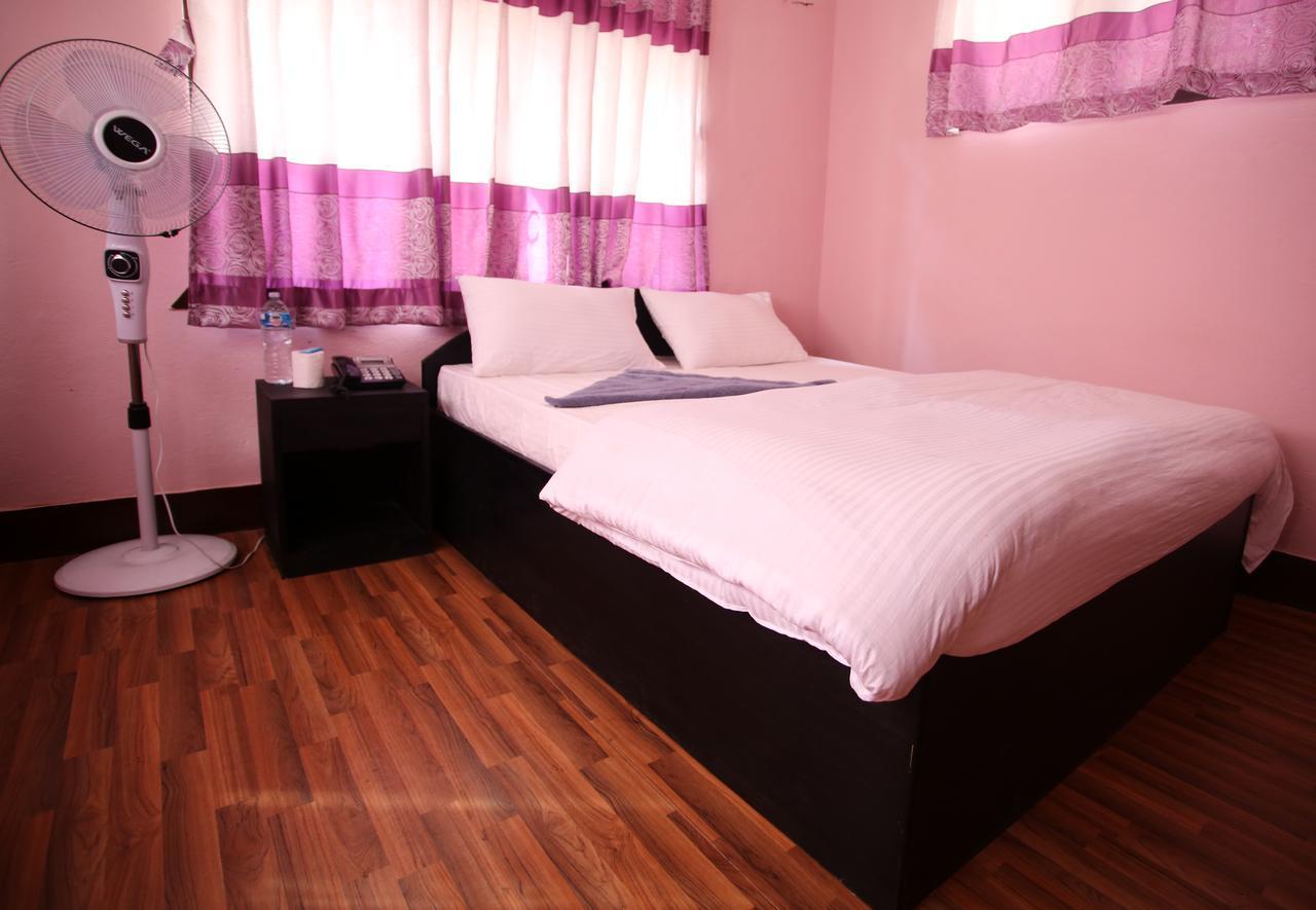 Mitra Garden Inn Kathmandu Esterno foto